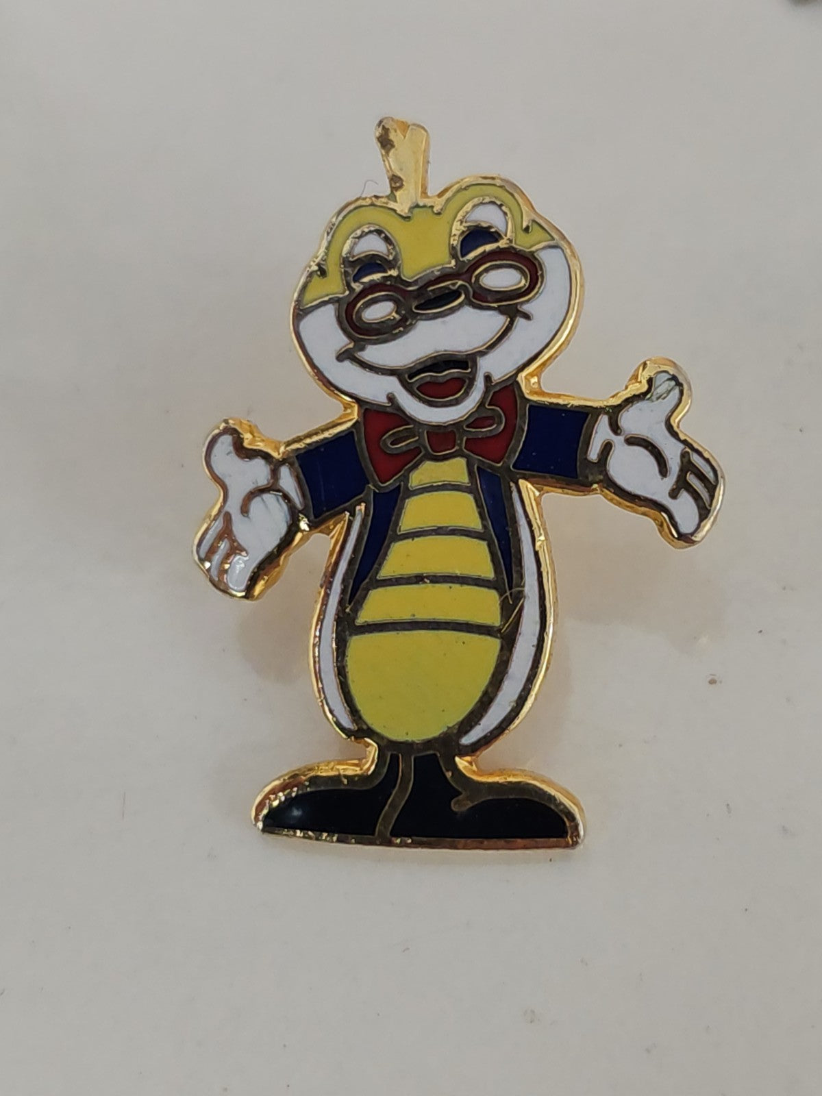 Pin's vintage ancien collection rétro objet publicitaire badge broche original