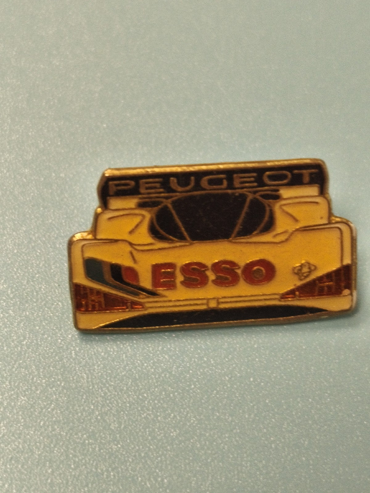 Vintage pin's Peugeot Esso voiture de course jaune collection automobile (Ref 8)