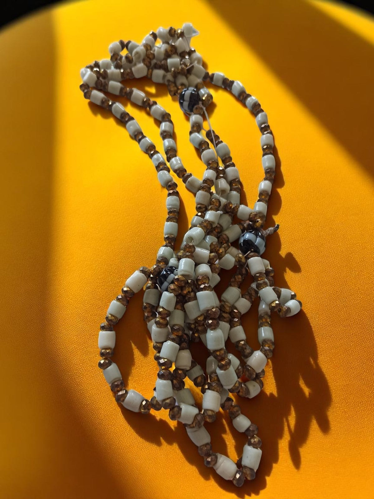 Collier perles fantaisie vintage, blanc et ambre, bijou original multi-rangs