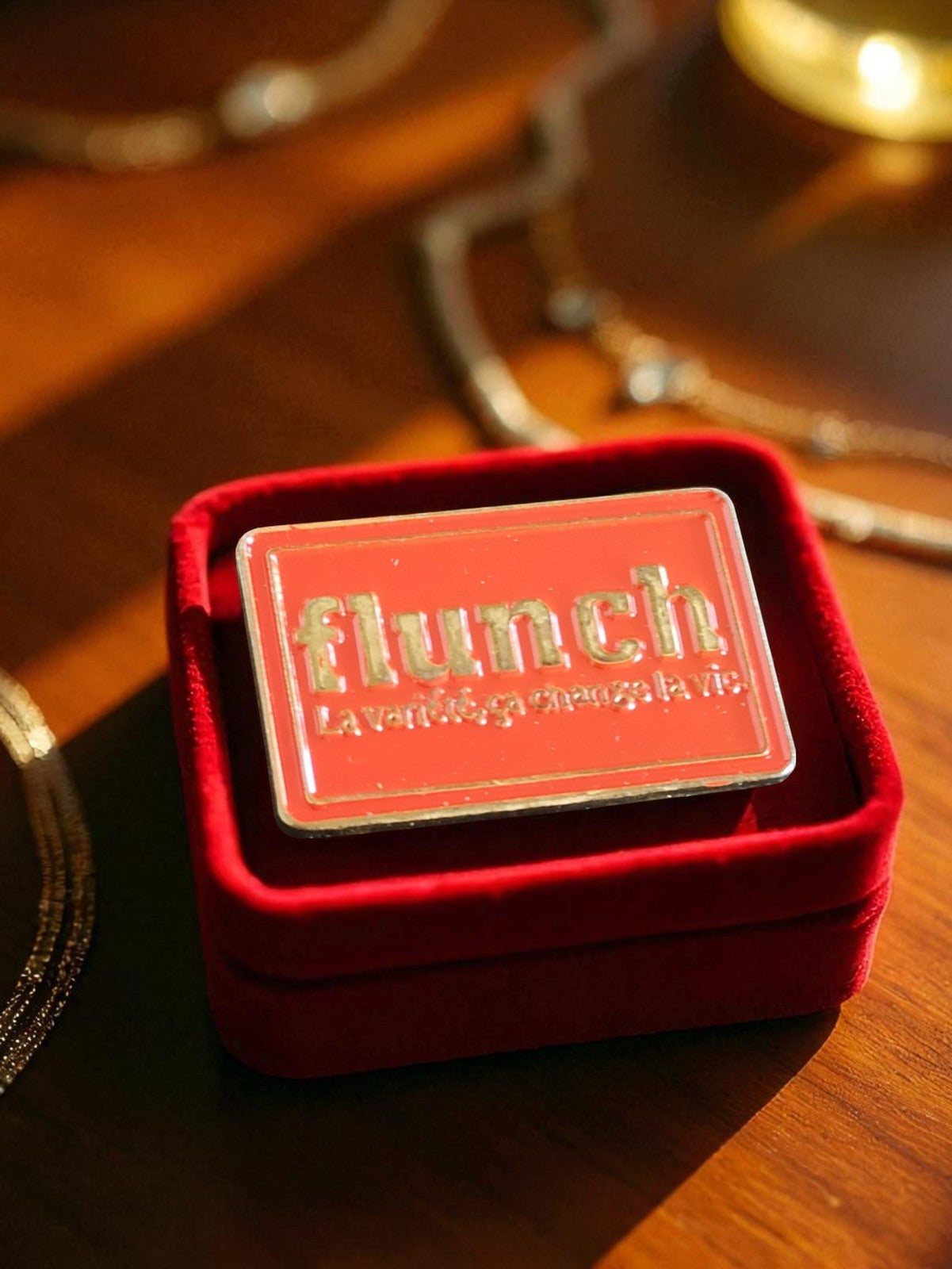 Pin's Flunch publicitaire vintage édition limitée rouge, logo émaillé rétro