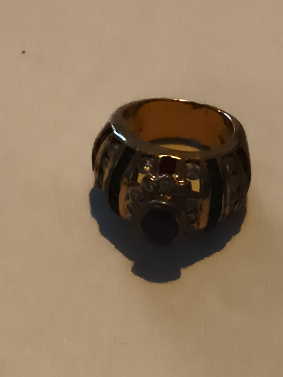 Bague ancienne large finition dorée cabochon sombre décor vintage rétro