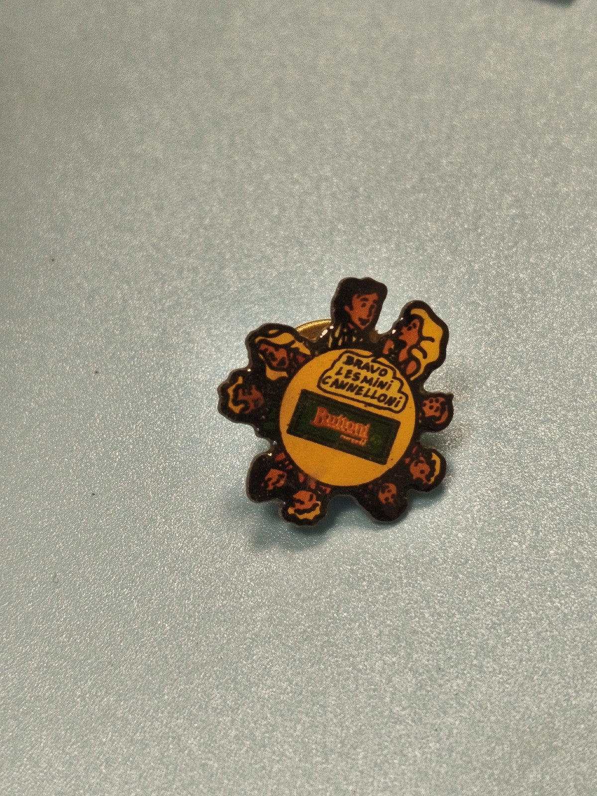 Vintage pin's Buitoni publicitaire, motif personnages, collection rétro