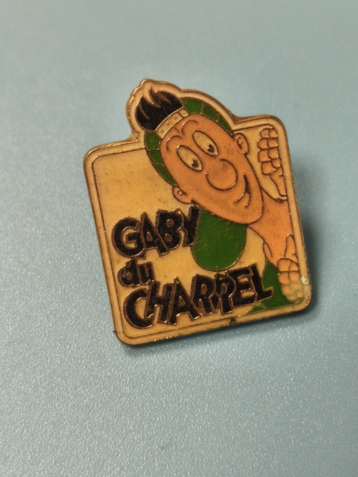 Vintage pin's Gaby du Charrel émaillé personnage bande dessinée rétro
