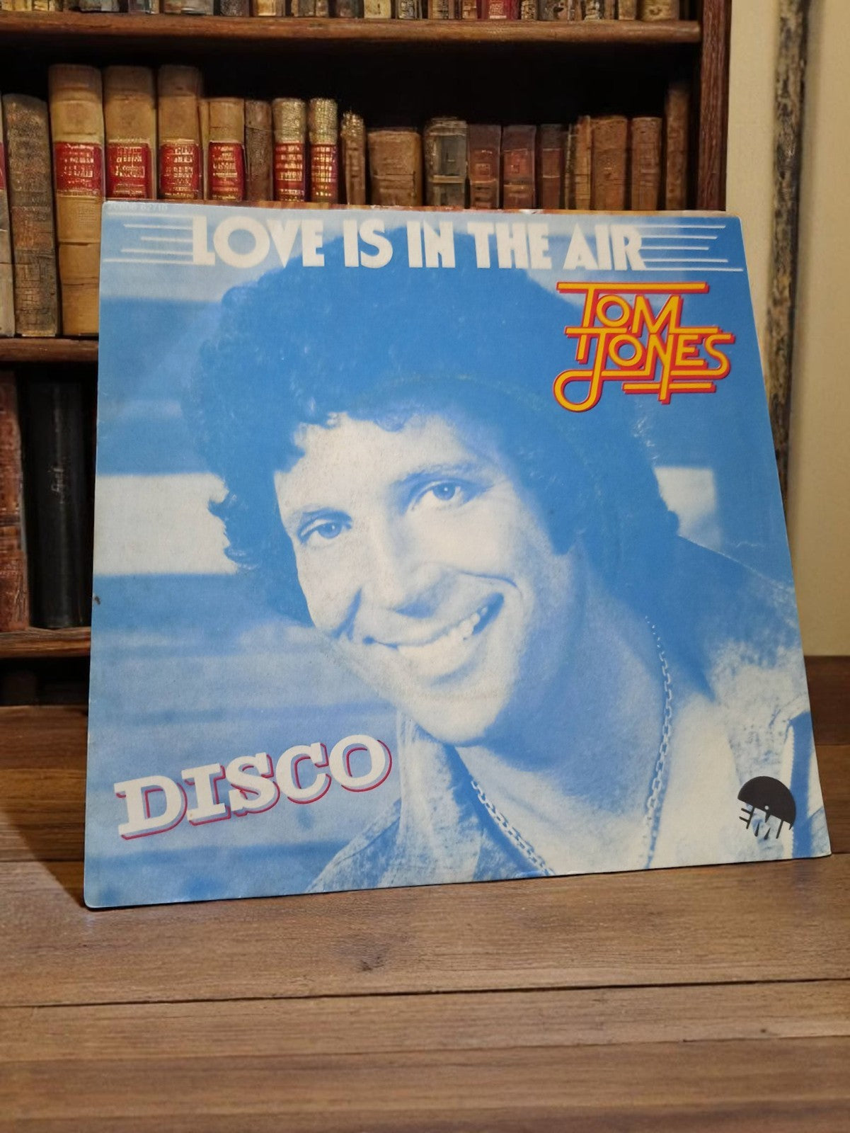 Vinyle 45T Tom Jones Love Is In The Air Disco Vintage pochette bleue non testé