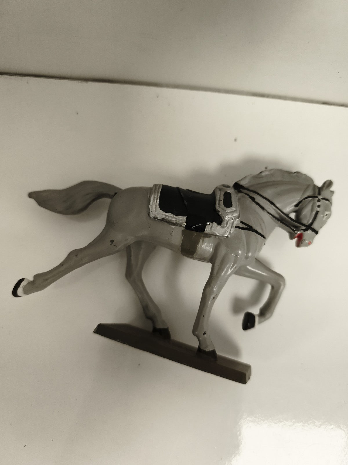 Figurine cheval ancien en plomb peint gris selle noire vintage déco jouet