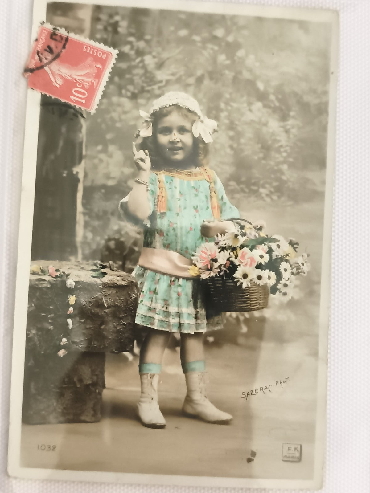 Carte postale ancienne fillette fleurs Sazerac phototypie colorisée CPA vintage