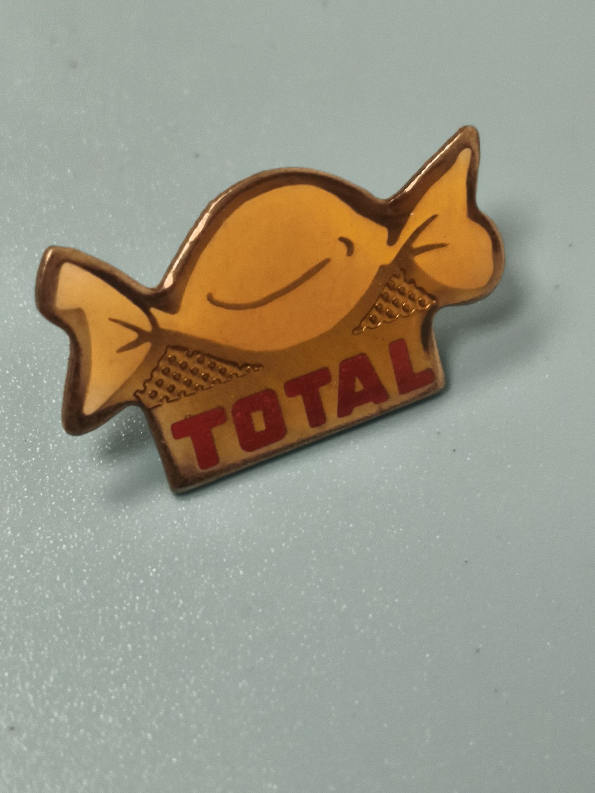 Pin's vintage TOTAL poisson jaune publicitaire ancien collection Ref 4