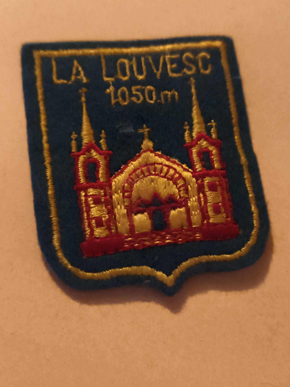 Écusson ancien LA LOUVESC brodé blason église 1050m badge vintage patch