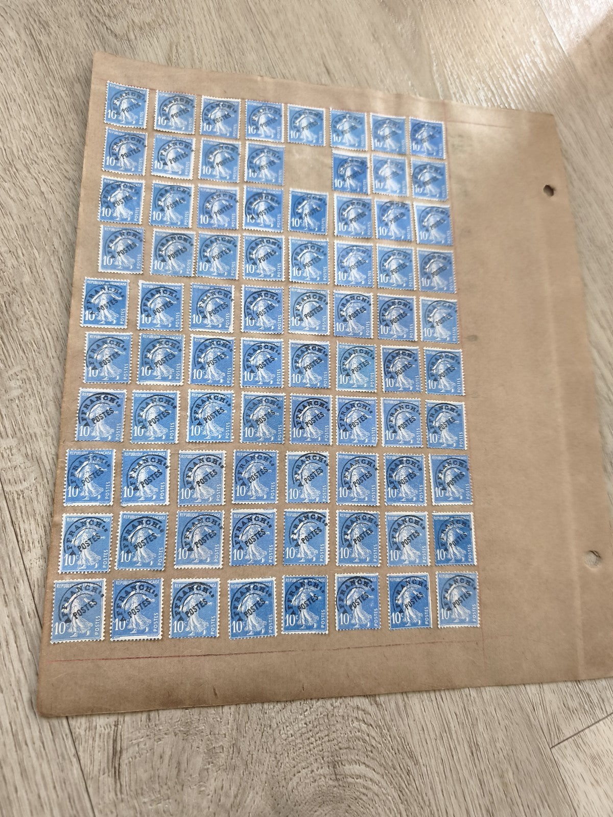 Gros lot ancien timbres Marianne bleus 10c sur planche philatélie étude