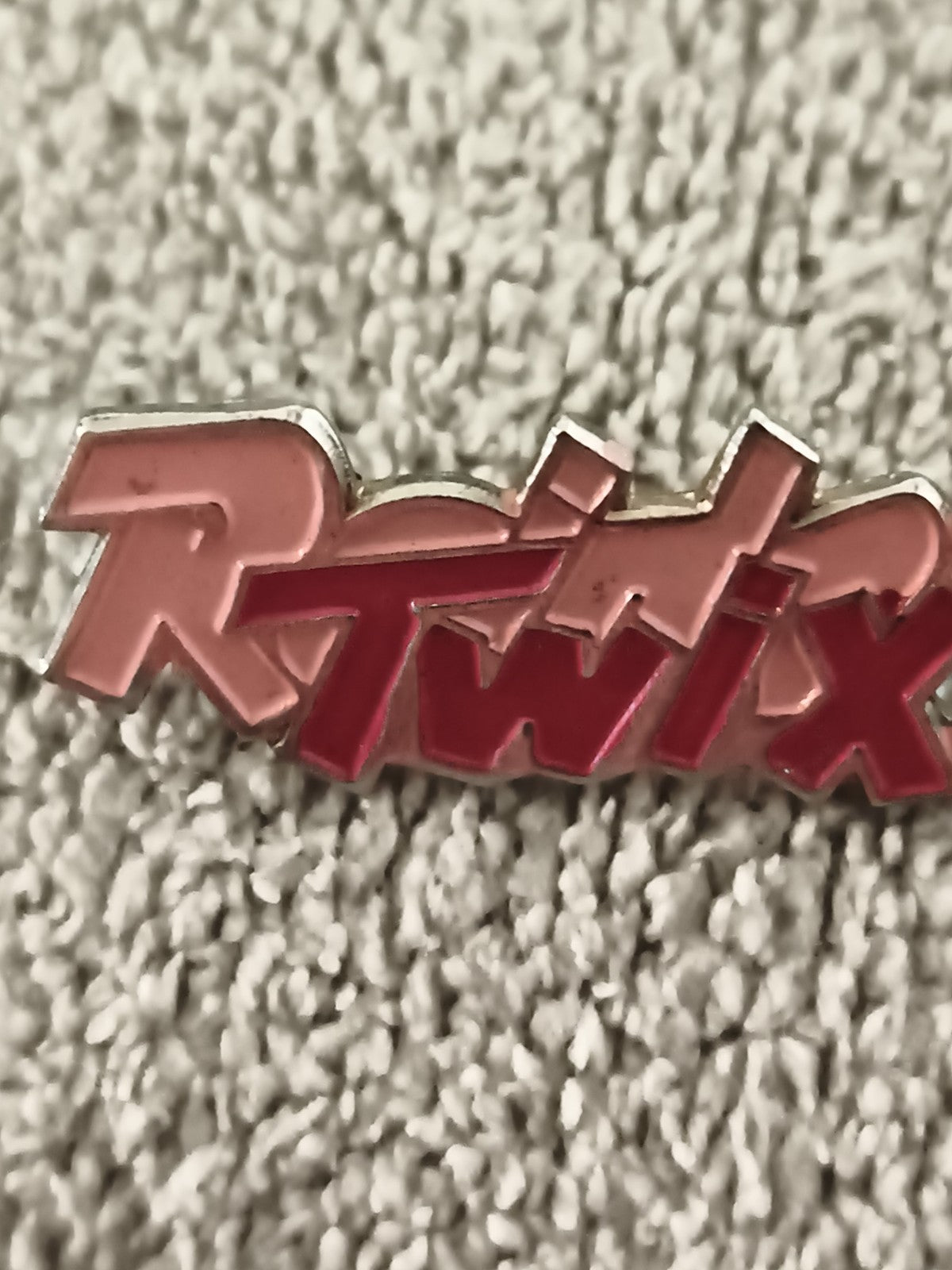 Pin's vintage Twix logo rouge, badge publicitaire ancien années 90 (Ref 1)