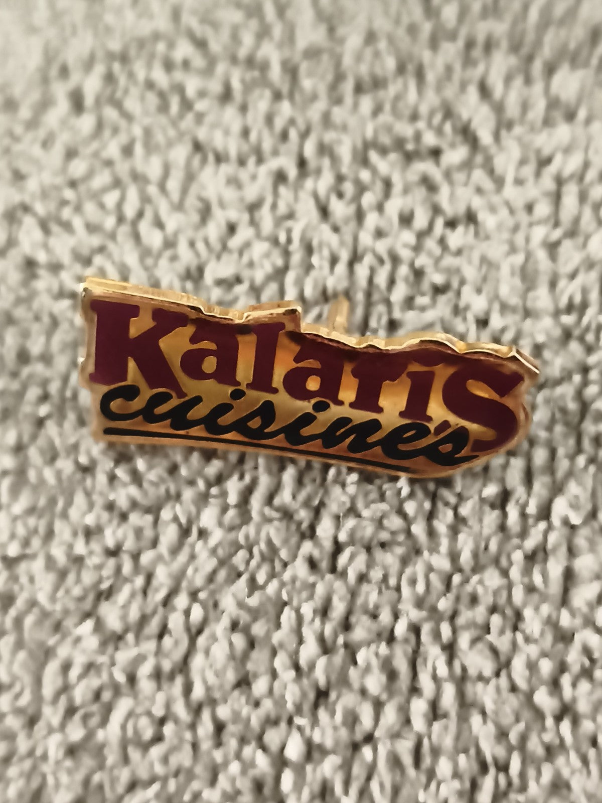 Pin's vintage Kalaris cuisinés logo publicitaire aspect doré ancien badge