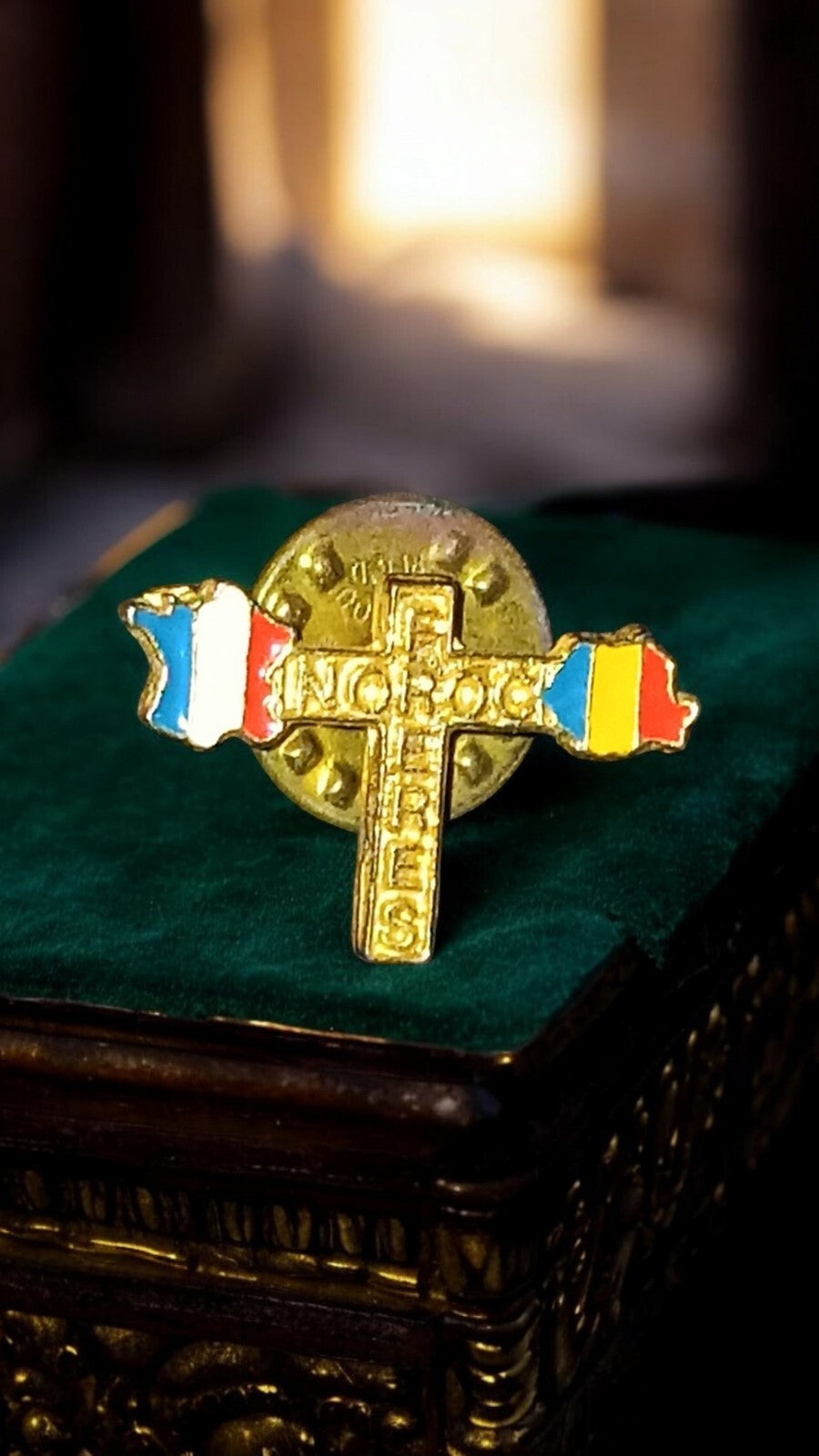 Pin's vintage Noroc Frères croix dorée drapeaux France Roumanie rétro