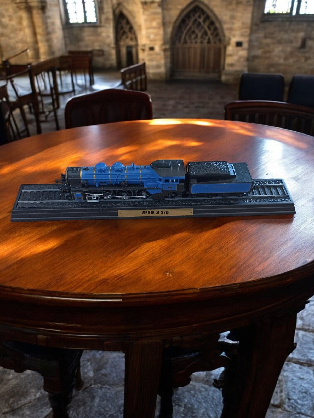 Locomotive miniature ATLAS Série S 3/6 bleu modèle mythique train décor