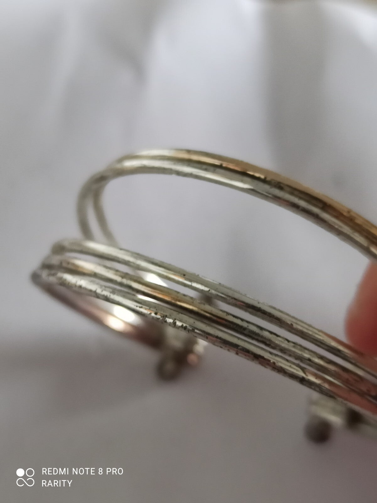 Bracelet jonc ancien métal et laiton, ouverture rigide, effet strié vintage