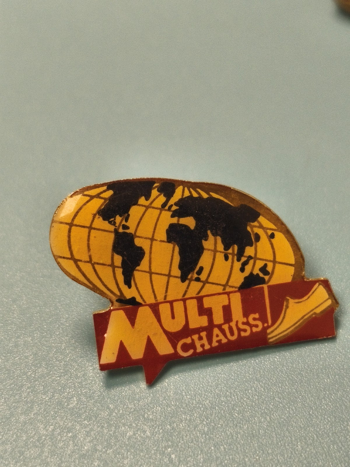 Pin's vintage Multi Chauss globe jaune rouge collection chaussures (Ref 9)