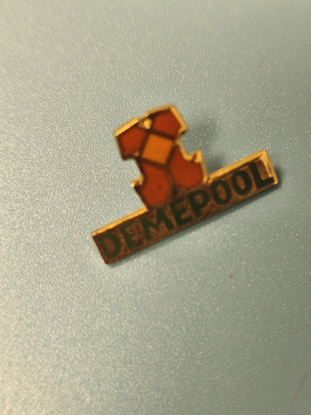 Pin's vintage Demepool ancien badge collection orange géométrique