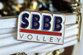 Pin's vintage SBBB Volley émaillé logo bleu blanc rouge rare