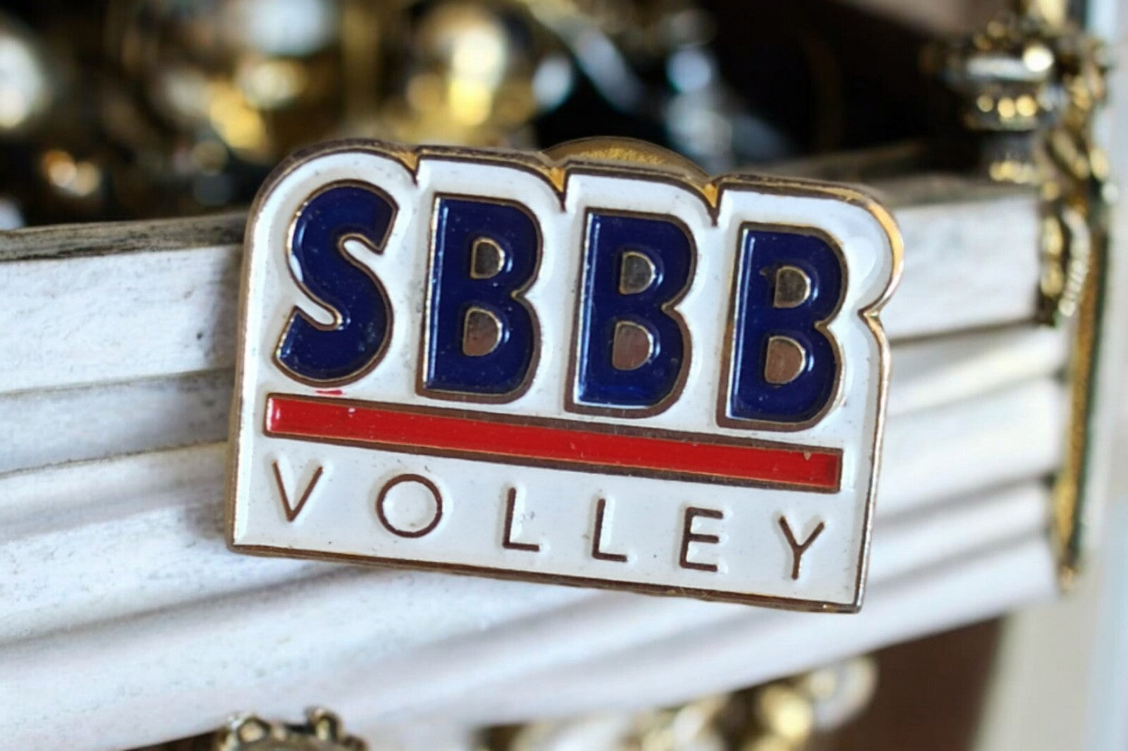 Pin's vintage SBBB Volley émaillé logo bleu blanc rouge rare