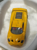 Véhicule miniature ancien jaune, voiture rétro, modèle réduit vintage
