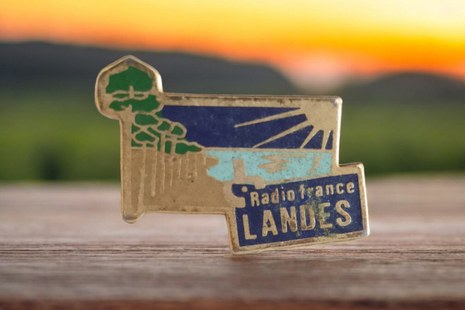Pin's Radio France Landes vintage émaillé, badge ancien, rare années 80-90