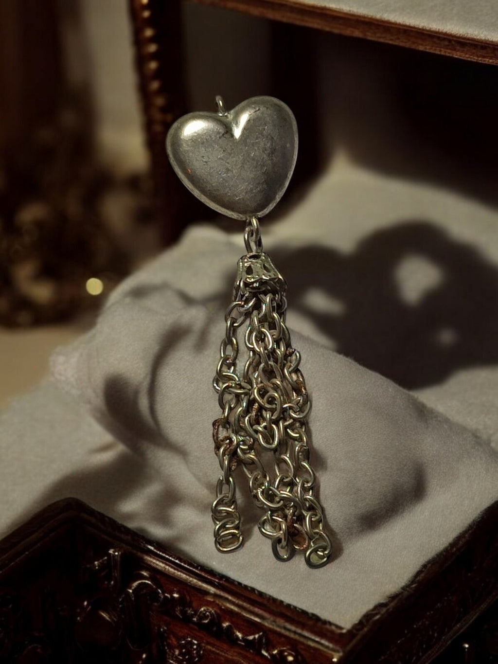 Pendentif c?ur ancien fantaisie, aspect métal argenté, pampilles chaîne vintage