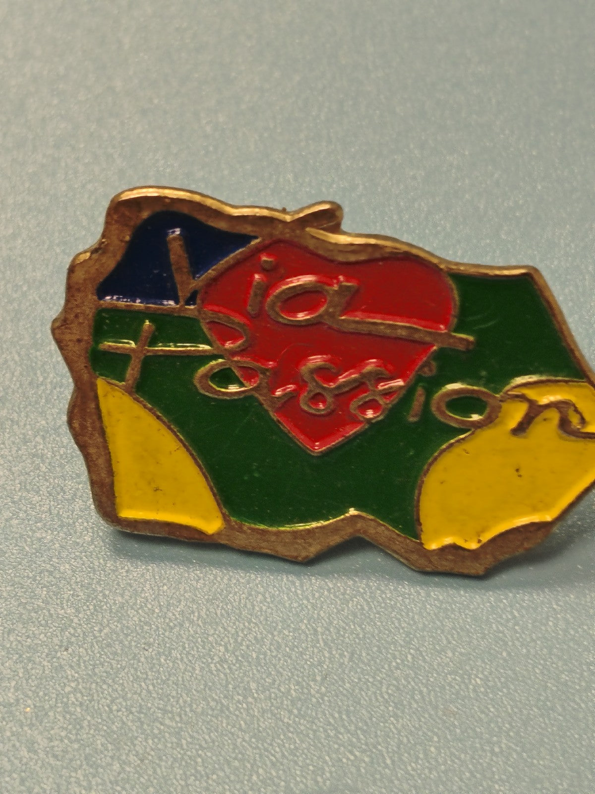 Pin's vintage "Via Passion" c?ur rouge émaillé, collection, ref 12