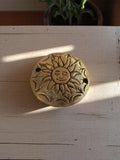Pendentif vintage soleil métal doré années 50, bijou rétro, motif gravé