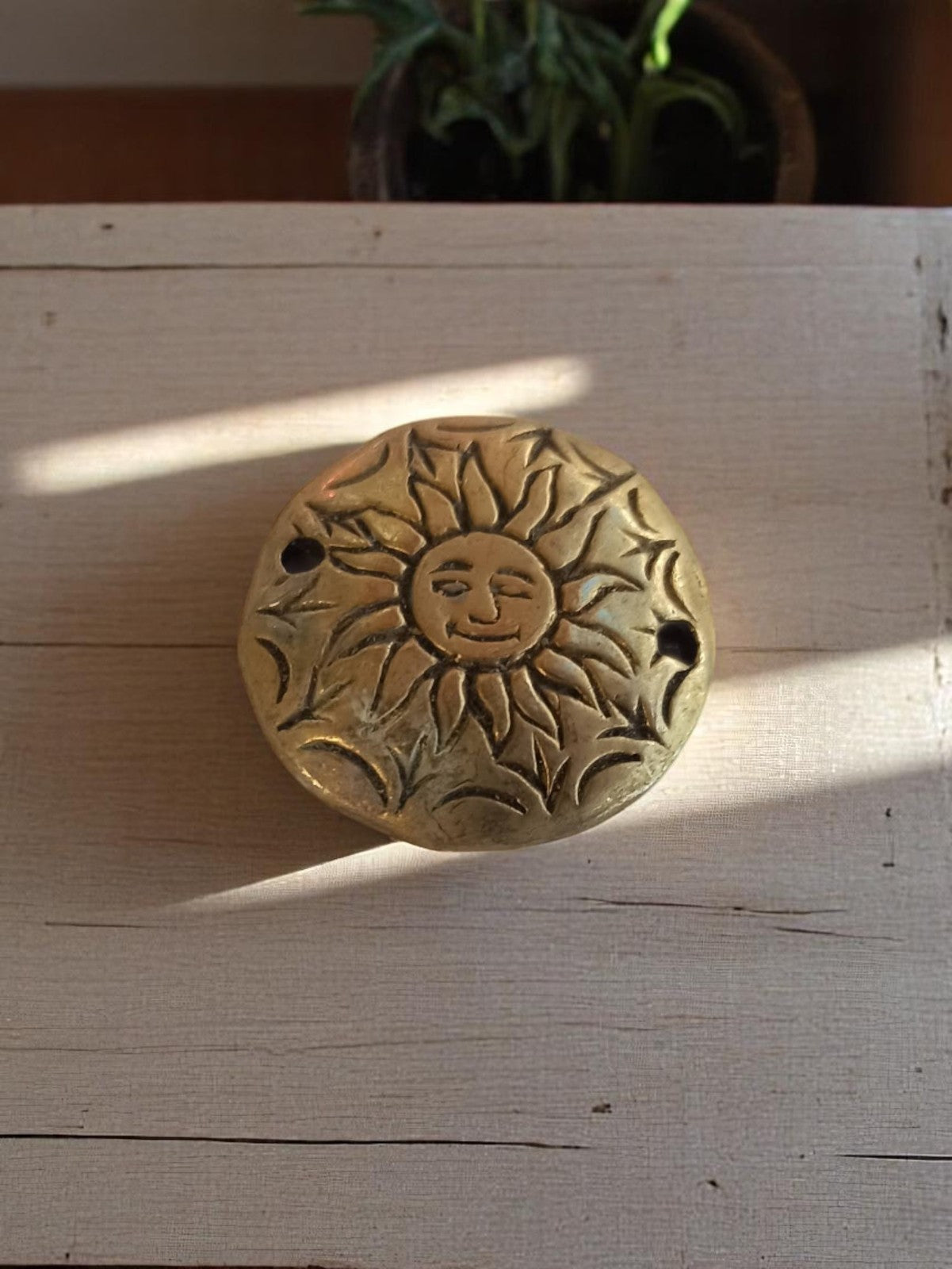 Pendentif vintage soleil métal doré années 50, bijou rétro, motif gravé