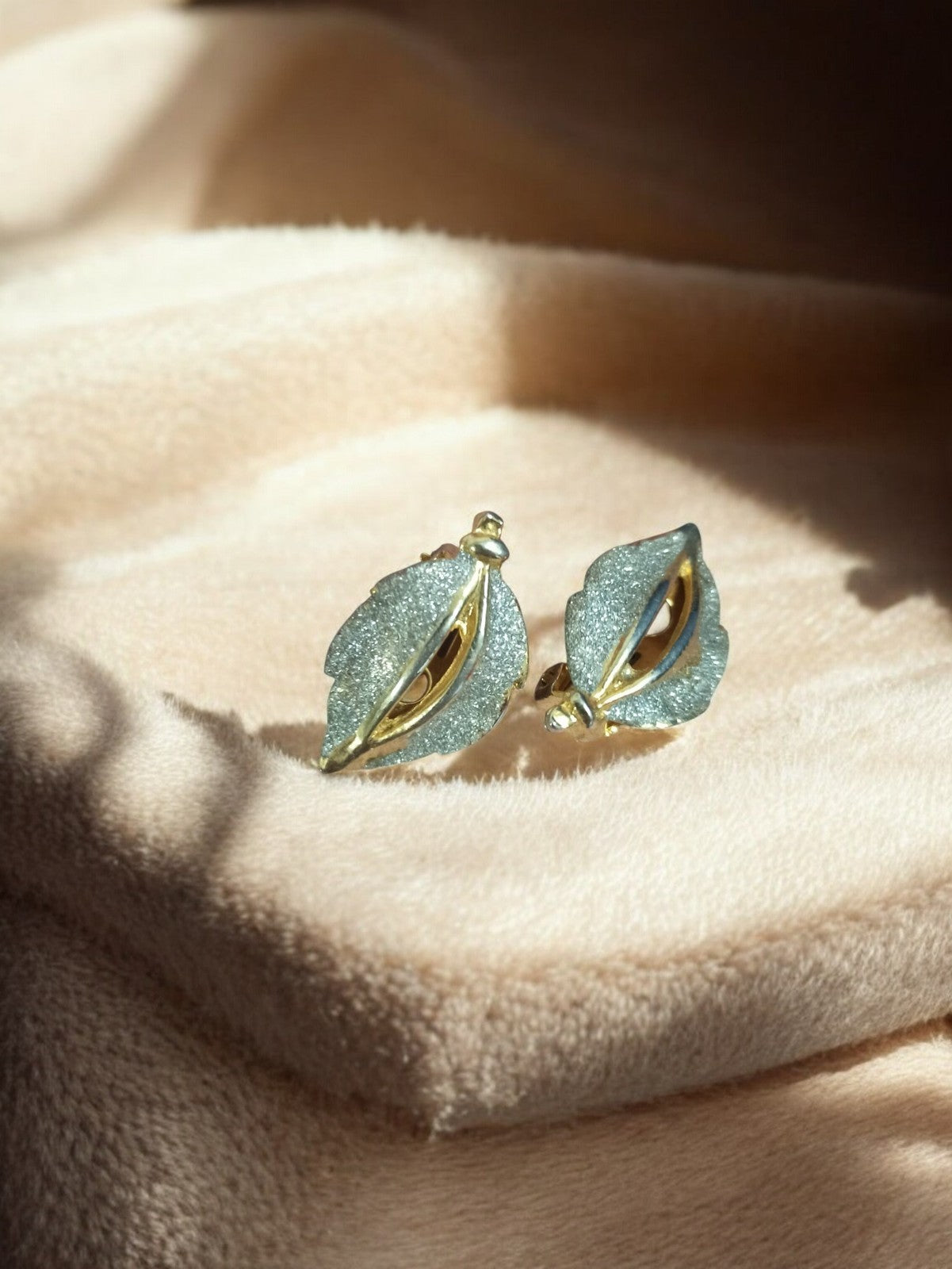 Paire boucles d’oreilles vintage feuille plaqué or rétro bijoux ancien