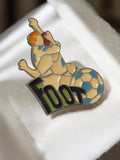 Pin's vintage foot joueur ballon émaillé années 80 badge football ancien
