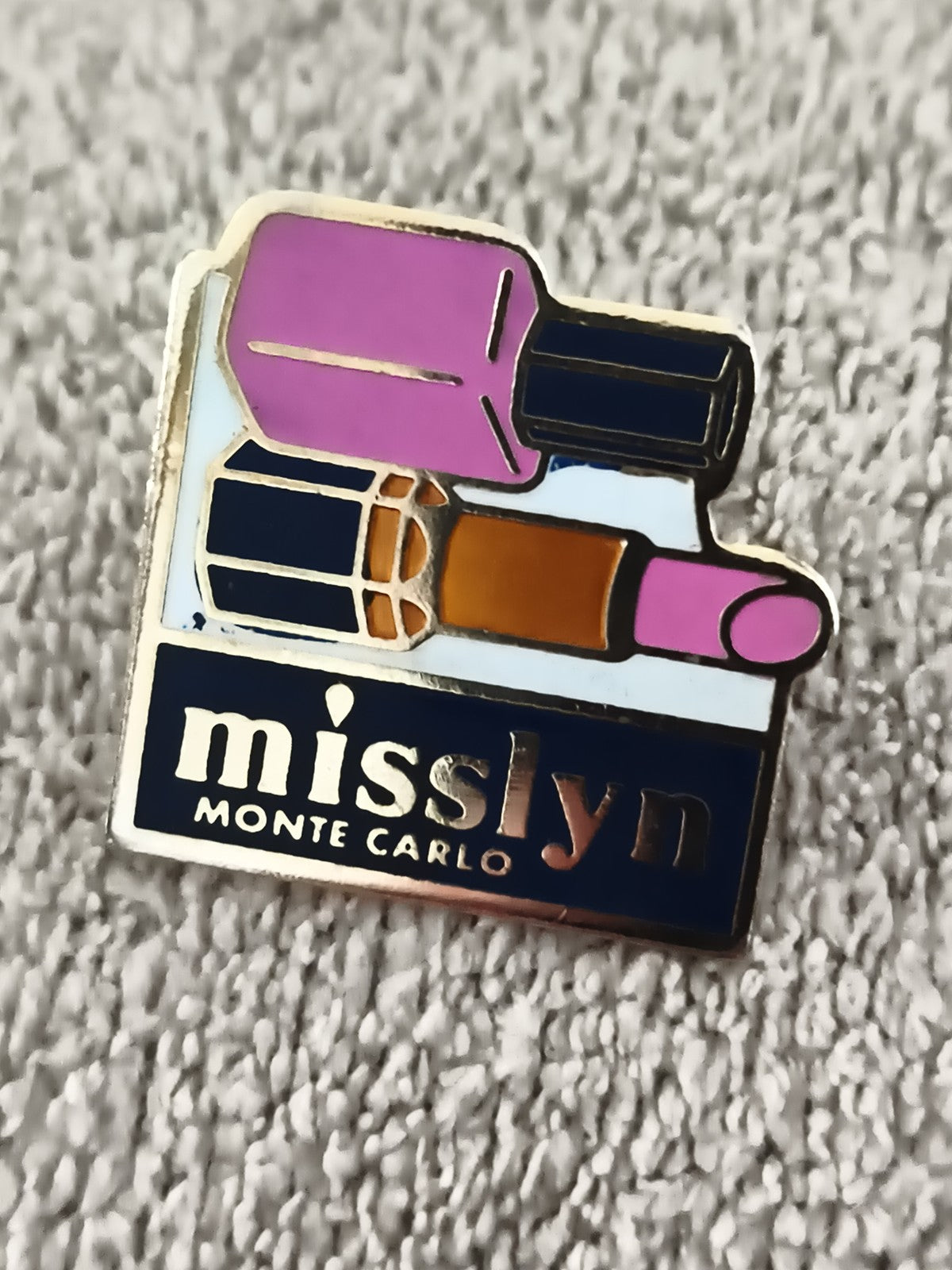 Pin's vintage Misslyn Monte Carlo maquillage émail, lipstick vernis (Ref 5)