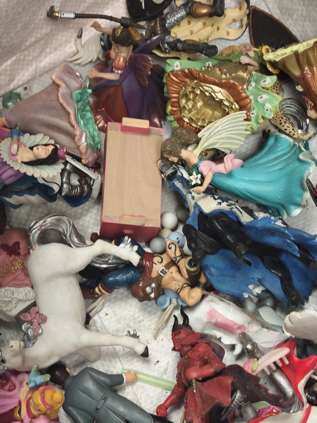 Lot figurines jouets divers fées chevaliers dragons à trier enfants jeu mixte