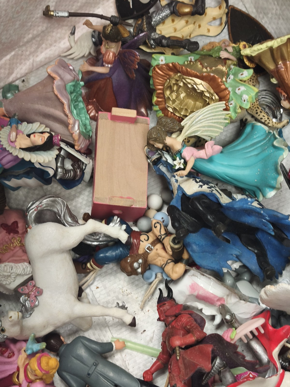 Lot figurines jouets divers fées chevaliers dragons à trier enfants jeu mixte