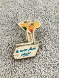 Pin's vintage cocktail "le savoir faire plaisir" émaillé, badge rétro bar (Ref 3