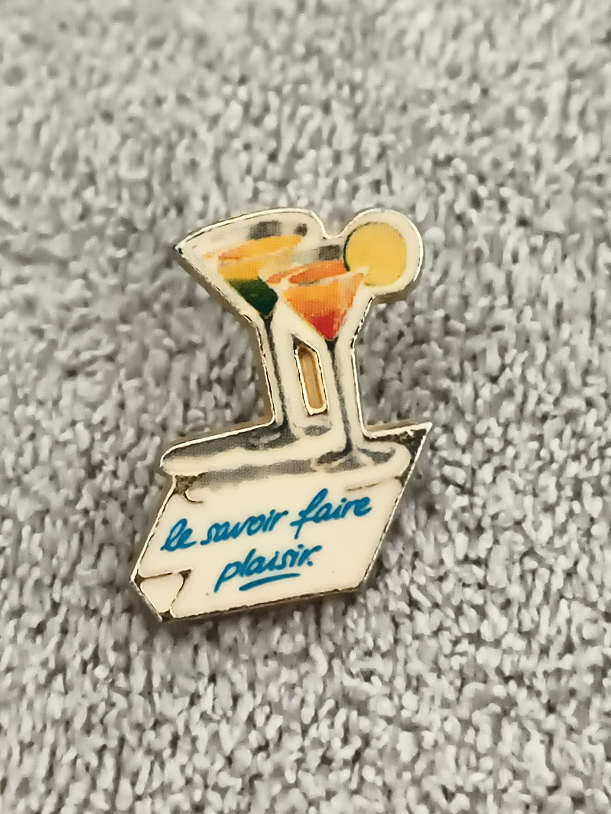 Pin's vintage cocktail "le savoir faire plaisir" émaillé, badge rétro bar (Ref 3