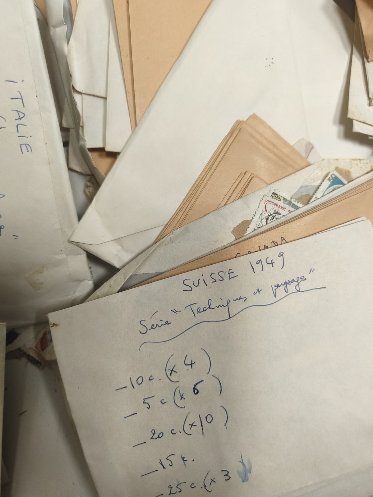 Lot ancien enveloppes triées timbres philatélie France Suisse Europe vrac