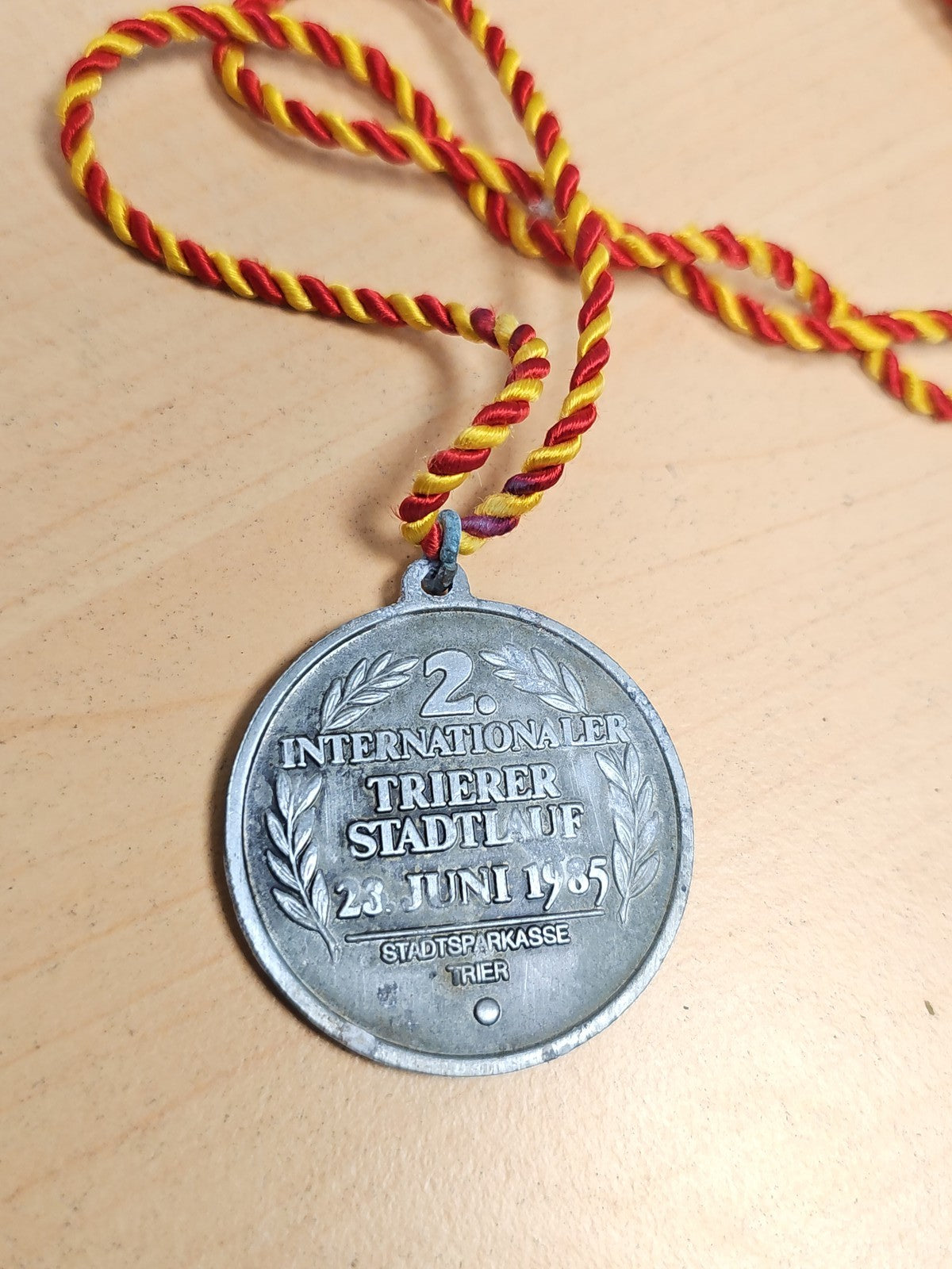 Médaille ancienne vintage Internationaler Trierer Stadtlauf 1985 course Allemagn