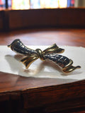 Broche vintage plaquée or motif nœud ruban doré noir, bijou rétro élégant