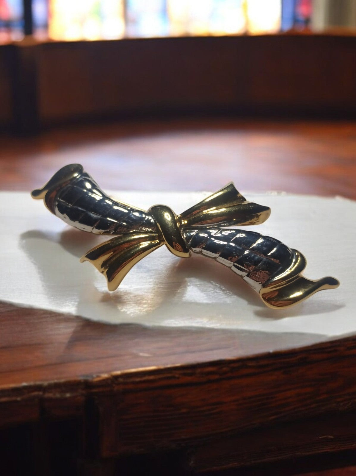 Broche vintage plaquée or motif nœud ruban doré noir, bijou rétro élégant