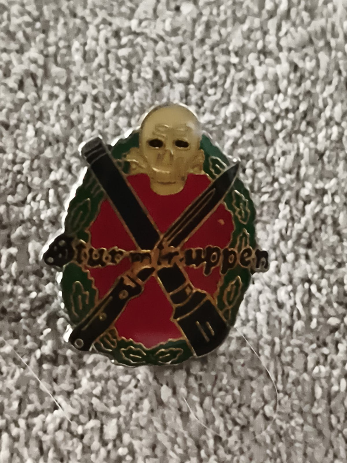 Pin's Skull Stormtruppen décor émaillé rouge vert doré (Ref 20) insigne badge