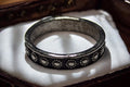 Bague vintage noire à motifs cerclés, style rétro, taille 51, fantaisie élégante