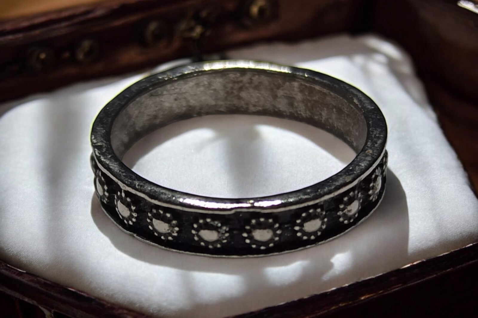 Bague vintage noire à motifs cerclés, style rétro, taille 51, fantaisie élégante