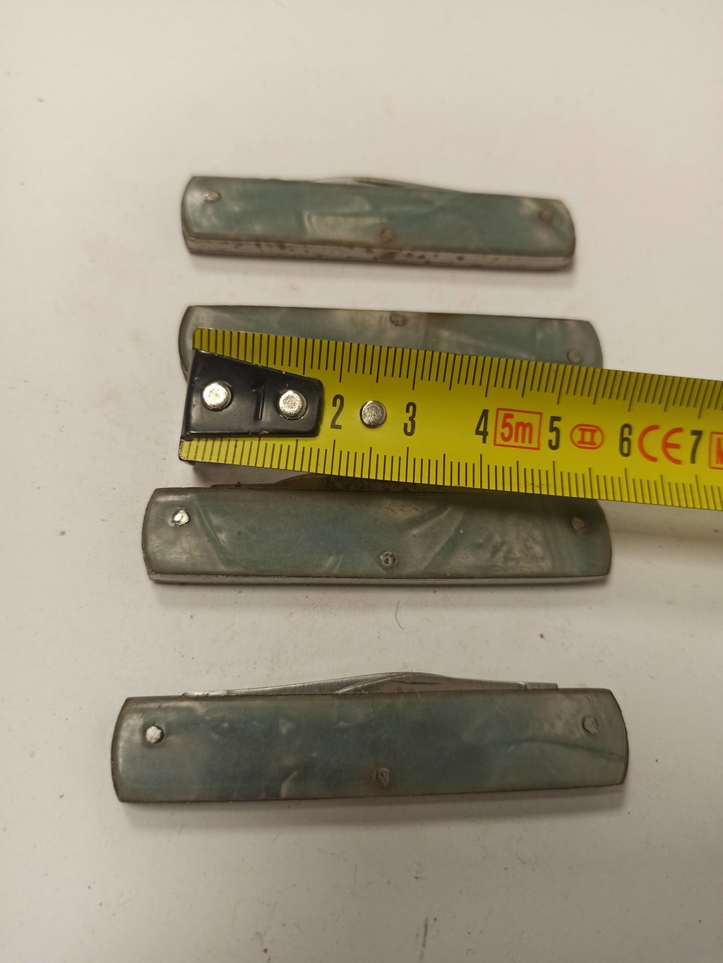Lot 4 couteaux pliants anciens vintage années 70 manche aspect nacré rétro