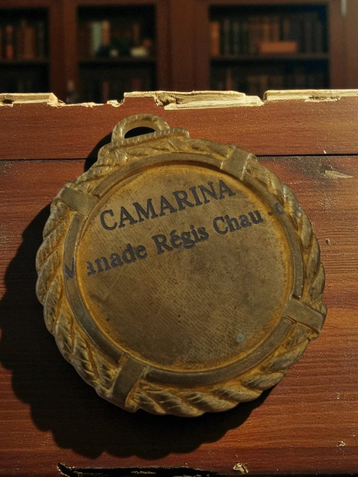 Médaille ancienne métal CAMARINA décor lauré, vintage, objet de collection