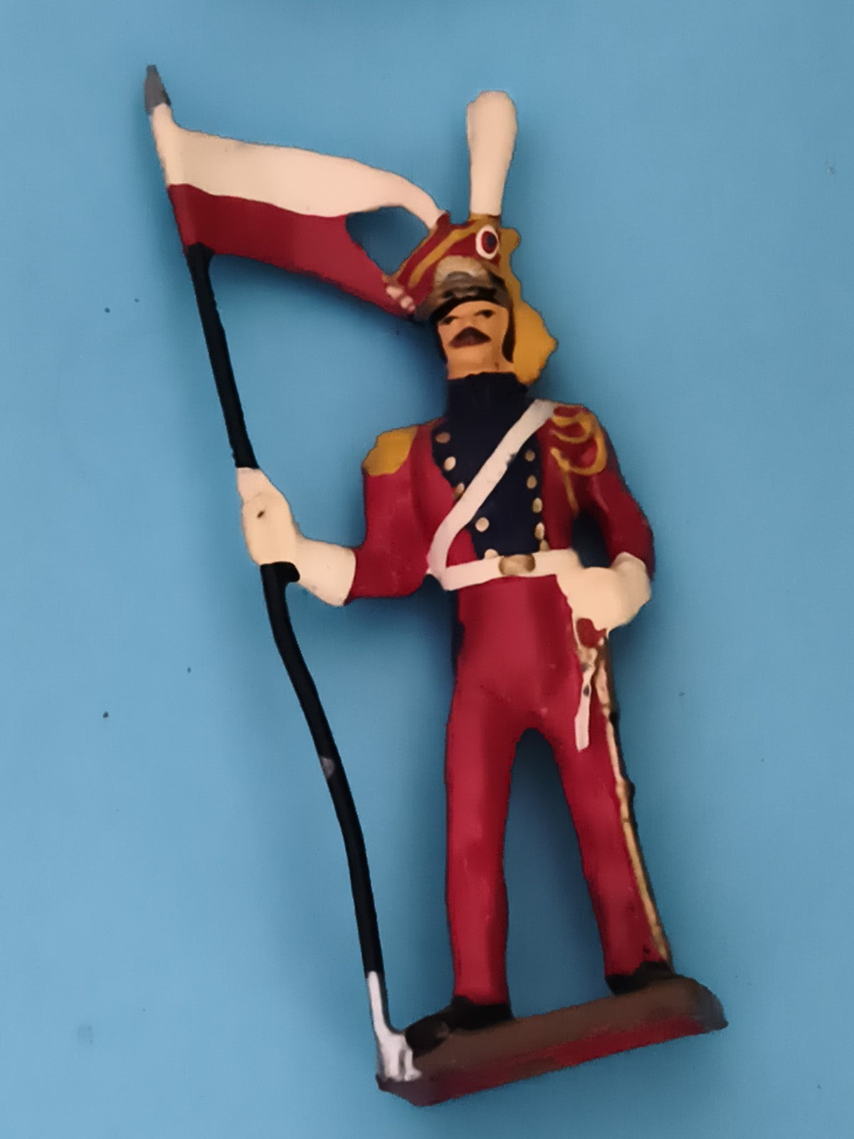 Figurine soldat ancien en plomb, uniforme rouge, drapeau, vintage armée