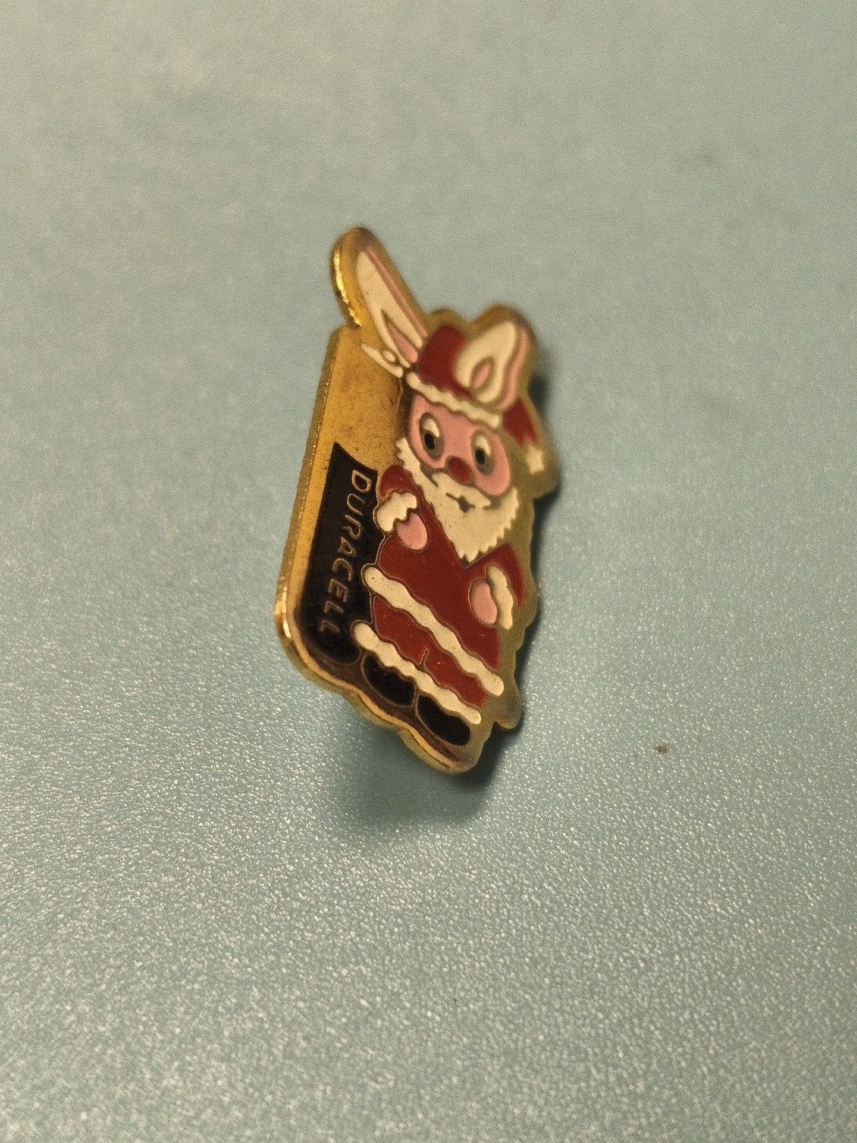 Pin's vintage Duracell lapin déguisé en Père Noël, collection publicitaire
