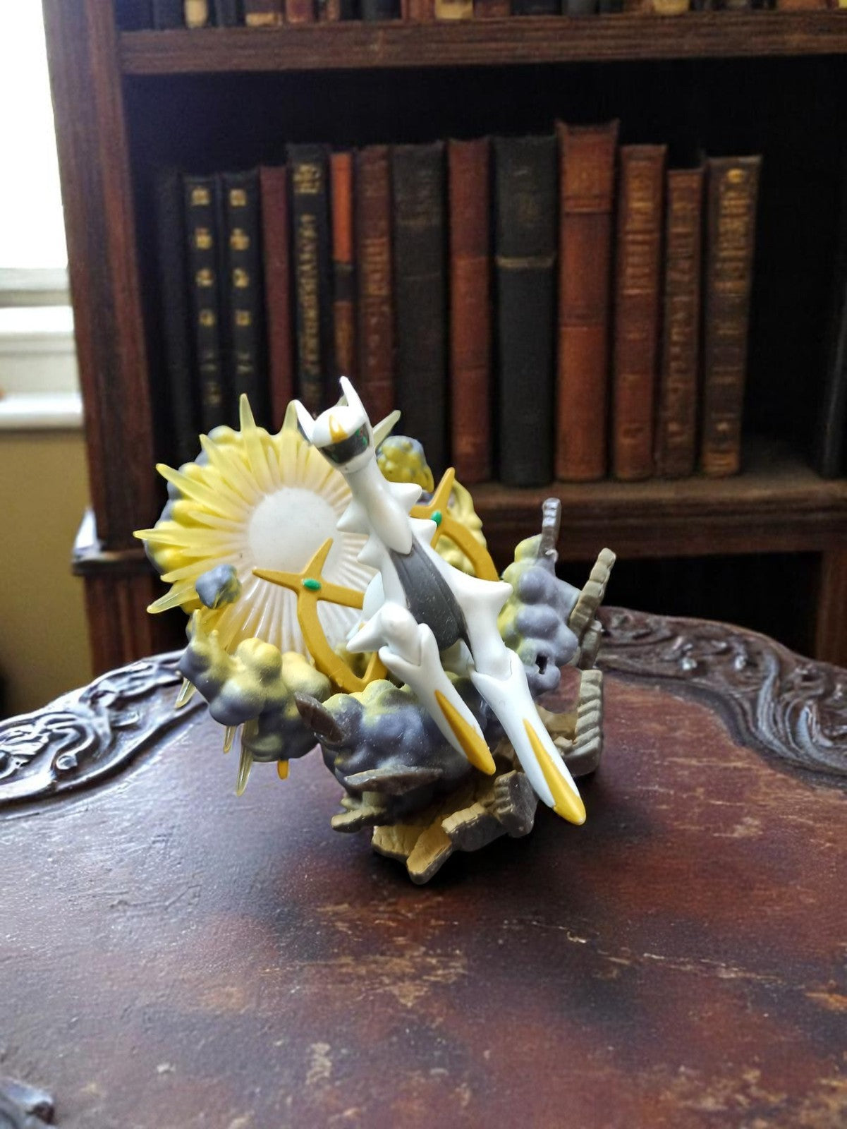 Figurine Pokémon Arceus V décor dynamique jaune blanc 2022 officielle JCG