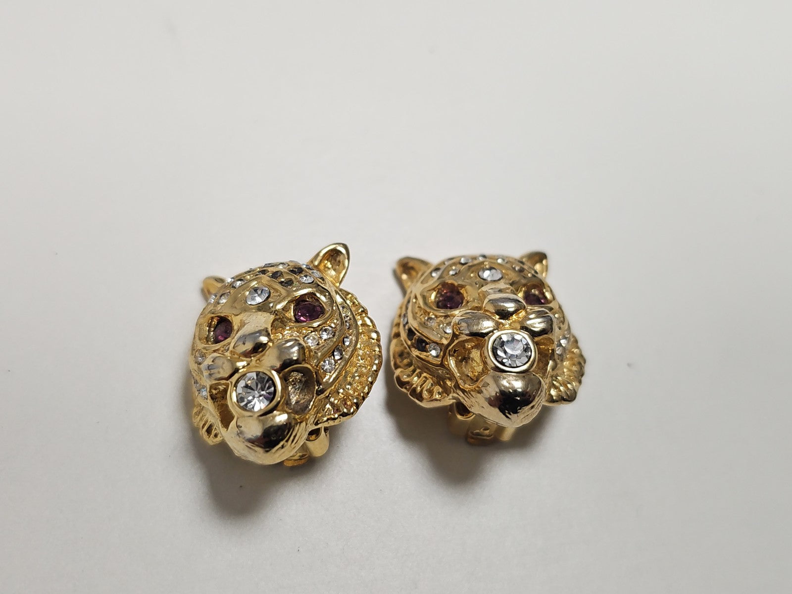 Paire de boucles d?oreilles anciennes vintage en métal doré et strass rétro