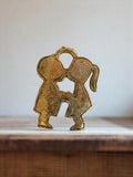 Pendentif vintage métal doré années 50 motif enfants amoureux rétro