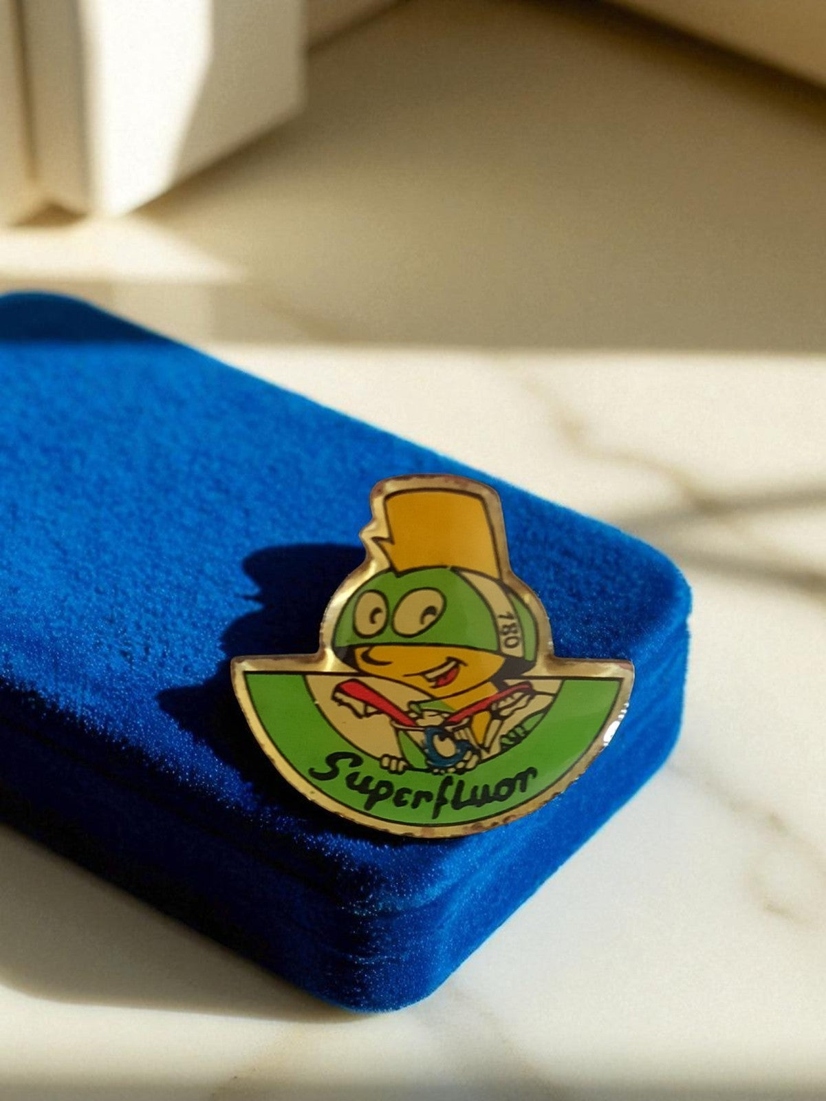 Pin's publicitaire émaillé Superfluor années 80 vert jaune vintage badge
